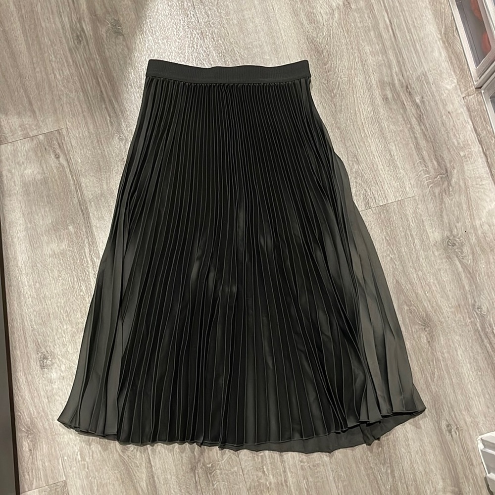 H&M Green Pleated Skirt